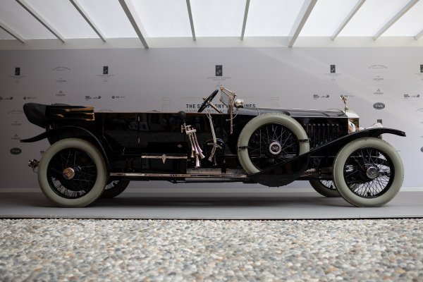 Класически "Сребърен призрак" от 1914 година, със 7.4-литров шестцилиндров мотор и каросерия от Kellner. 